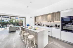 Fridge, microwave, oven - Azure Seaview Garnet Villa (Paralimni)