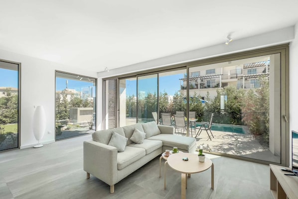 Smart TV - Azure Seaview Garnet Villa (Paralimni)