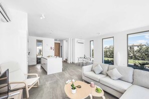 Smart TV - Azure Seaview Garnet Villa (Paralimni)