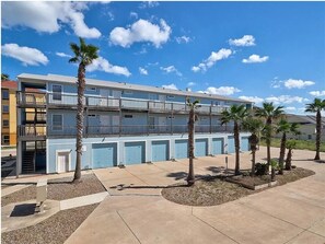 Exterior - Ocean view Condo with Balcony 5 mins Walk to Beach (Corpus Christi)