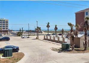 Property grounds - Ocean view Condo with Balcony 5 mins Walk to Beach (Corpus Christi)