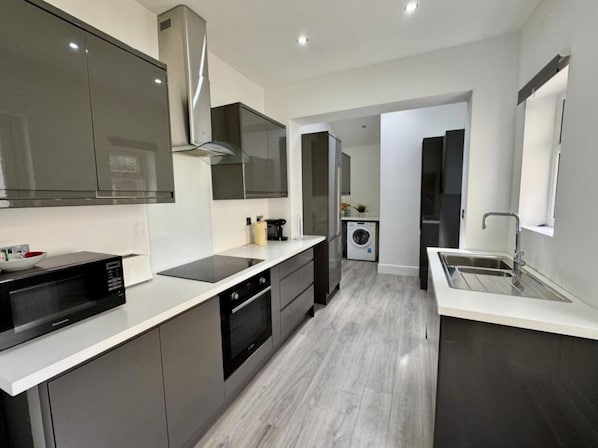 Refrigerador, microondas, horno, placa de cocina