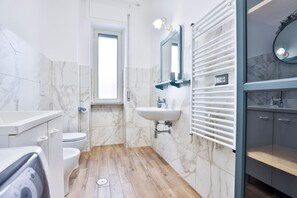 Douche, bidet, serviettes fournies