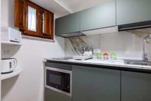 Fridge, oven, stovetop, electric kettle - GuestHost Cascer's Home lovely studio in Taormina (Taormina)