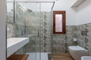 Douche, séchoir à cheveux, bidet, serviettes fournies