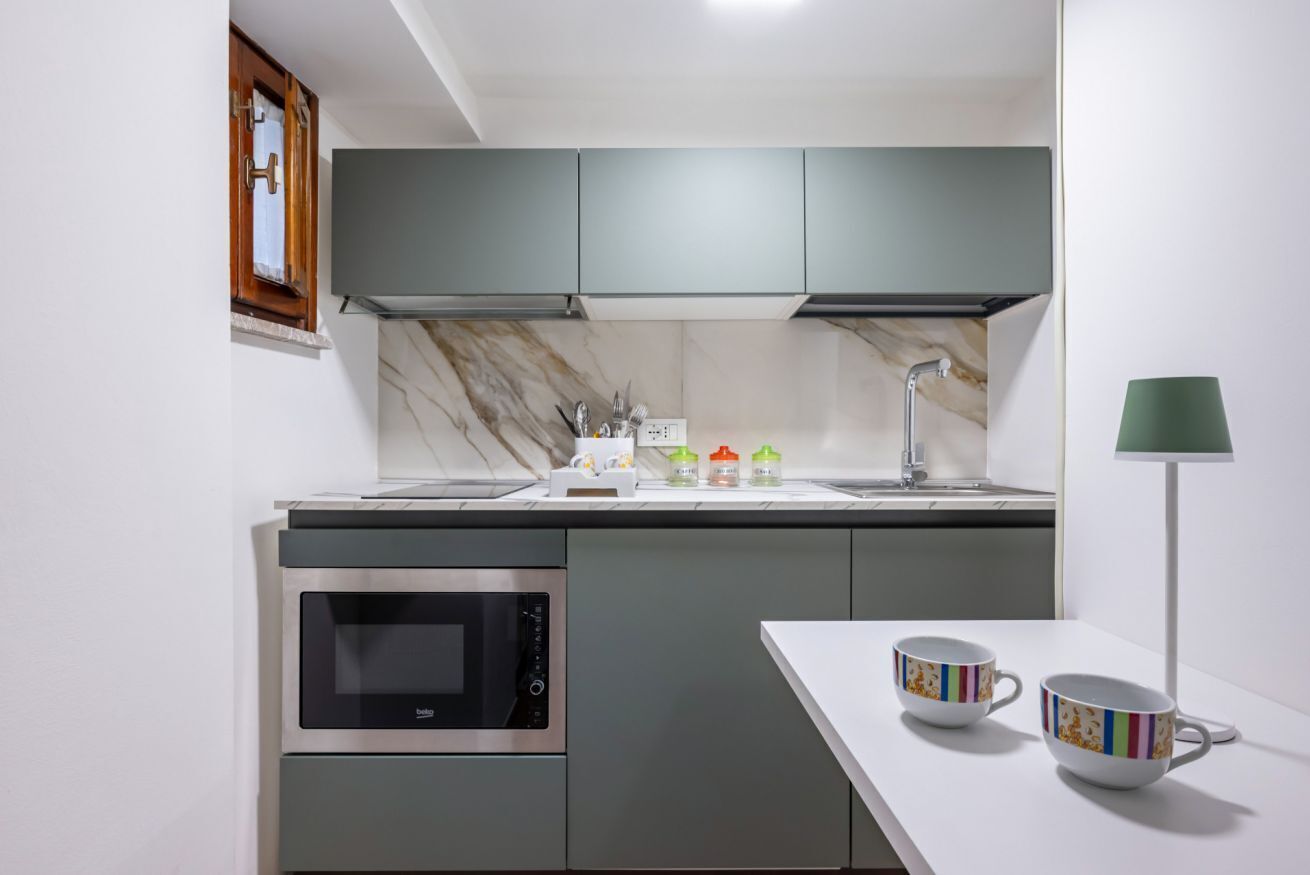 Fridge, oven, stovetop, electric kettle