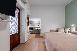 1 chambre, fer et planche à repasser, lit de bébé portatif