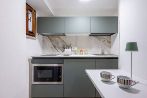 Réfrigérateur, un four, surface de cuisson, bouilloire électrique