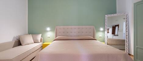 1 chambre, fer et planche à repasser, lit de bébé portatif