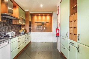 Réfrigérateur, micro-ondes, four, lave-vaisselle