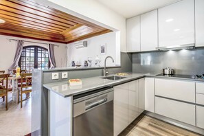 Kühlschrank, Mikrowelle, Ofen, Geschirrspüler