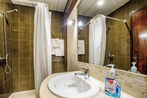 Een douche, een bidet, handdoeken