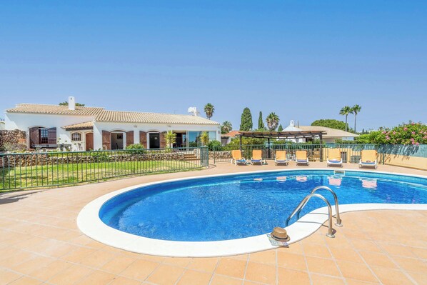 Een verwarmd zwembad