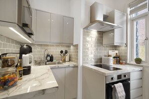 Mini-fridge, microwave, oven, stovetop - Central Harrow 5 Studio Apartment Block (Harrow)