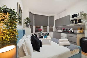 Superior Studio, Patio | Egyptian cotton sheets, premium bedding, laptop workspace - Central Harrow 5 Studio Apartment Block (Harrow)