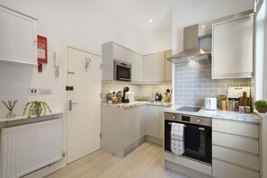 Estúdio luxo, varanda | Cozinha privada | Frigobar, micro-ondas, fogão, cooktop
