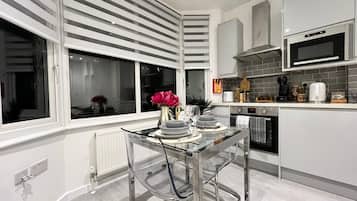 Premier Studio, Patio | In-room dining