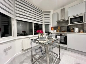 Estúdio premier, varanda | Opções para refeição no quarto