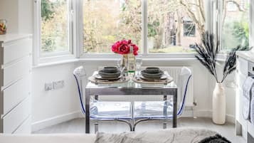 Studio « Premier », patio | Restauration dans la chambre
