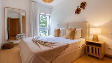 3 slaapkamers, een strijkplank/strijkijzer, gratis wifi, beddengoed