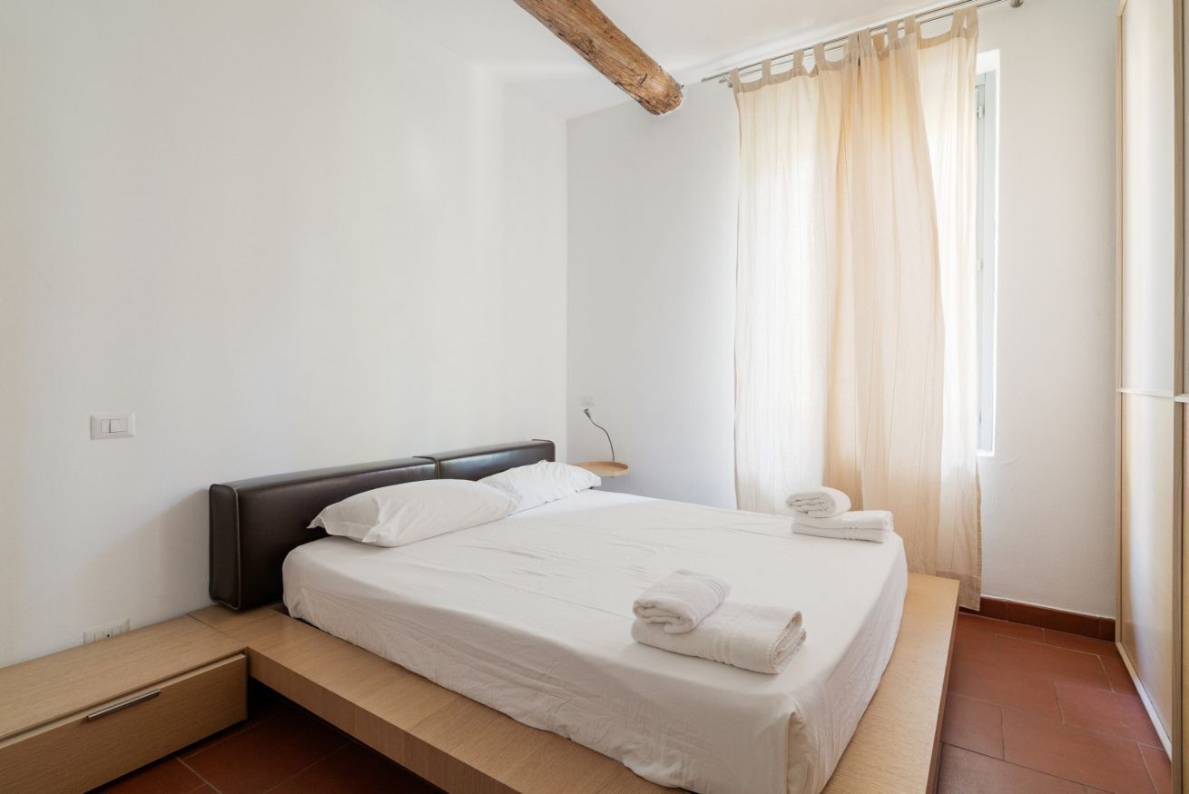 1 habitación y tabla de planchar con plancha 