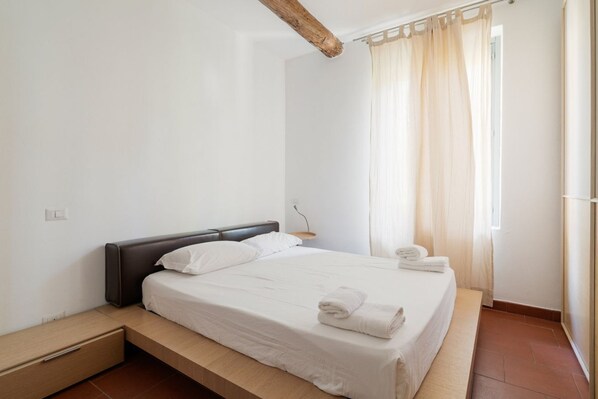1 habitación y tabla de planchar con plancha 
