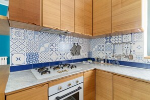 Refrigerador, microondas, lavavajillas y máquina de hielo 