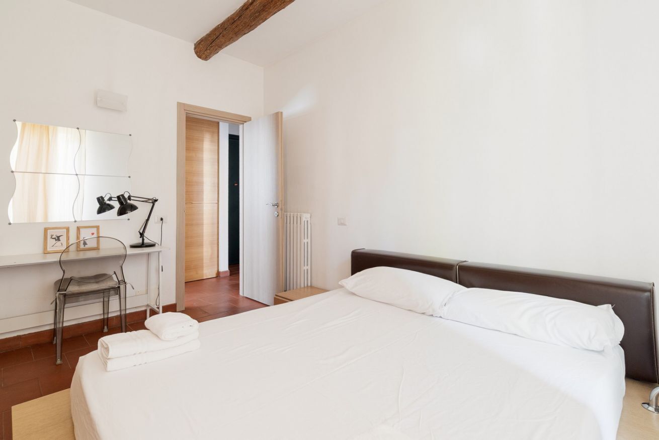 1 chambre, fer et planche à repasser