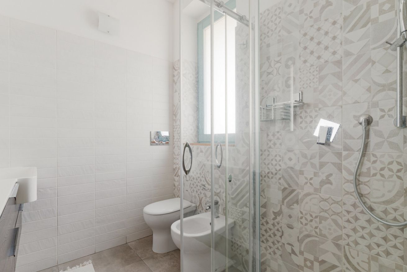 Douche, bidet, serviettes fournies