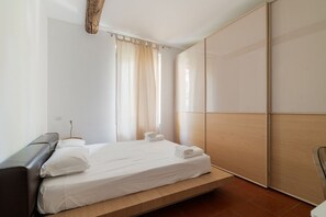1 chambre, fer et planche Ă repasser