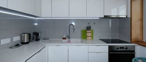 Fridge, microwave, oven, stovetop