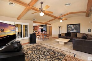 Televisio, kirjoja, videokirjasto, stereot