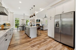 Refrigerador, microondas, horno, placa de cocina