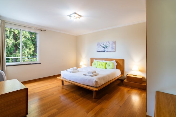 2 bedrooms, iron/ironing board, Internet, bed sheets