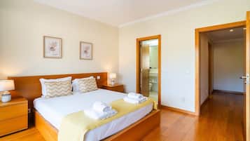 2 habitaciones, tabla de planchar con plancha, internet y ropa de cama