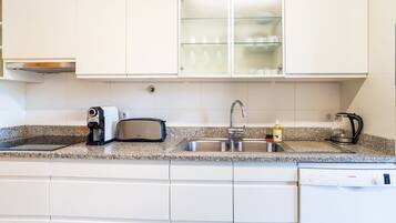 Kühlschrank, Mikrowelle, Ofen, Geschirrspüler