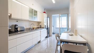 Kühlschrank, Mikrowelle, Ofen, Geschirrspüler