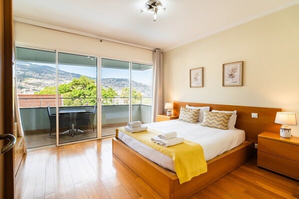 2 bedrooms, iron/ironing board, internet, bed sheets