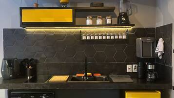 Fridge, oven, stovetop, coffee/tea maker