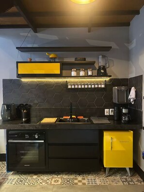 Fridge, oven, stovetop, coffee/tea maker