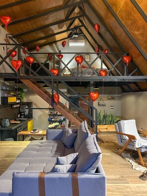 Smart TV, fireplace, books, stereo