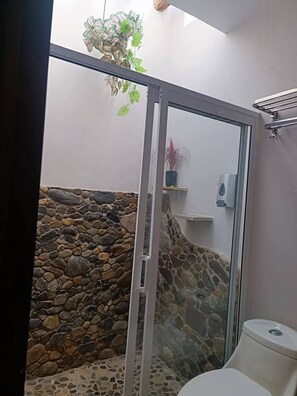 Habitación familiar con 1 cama doble o 2 individuales | Baño | Ducha, toallas, champú y papel higiénico