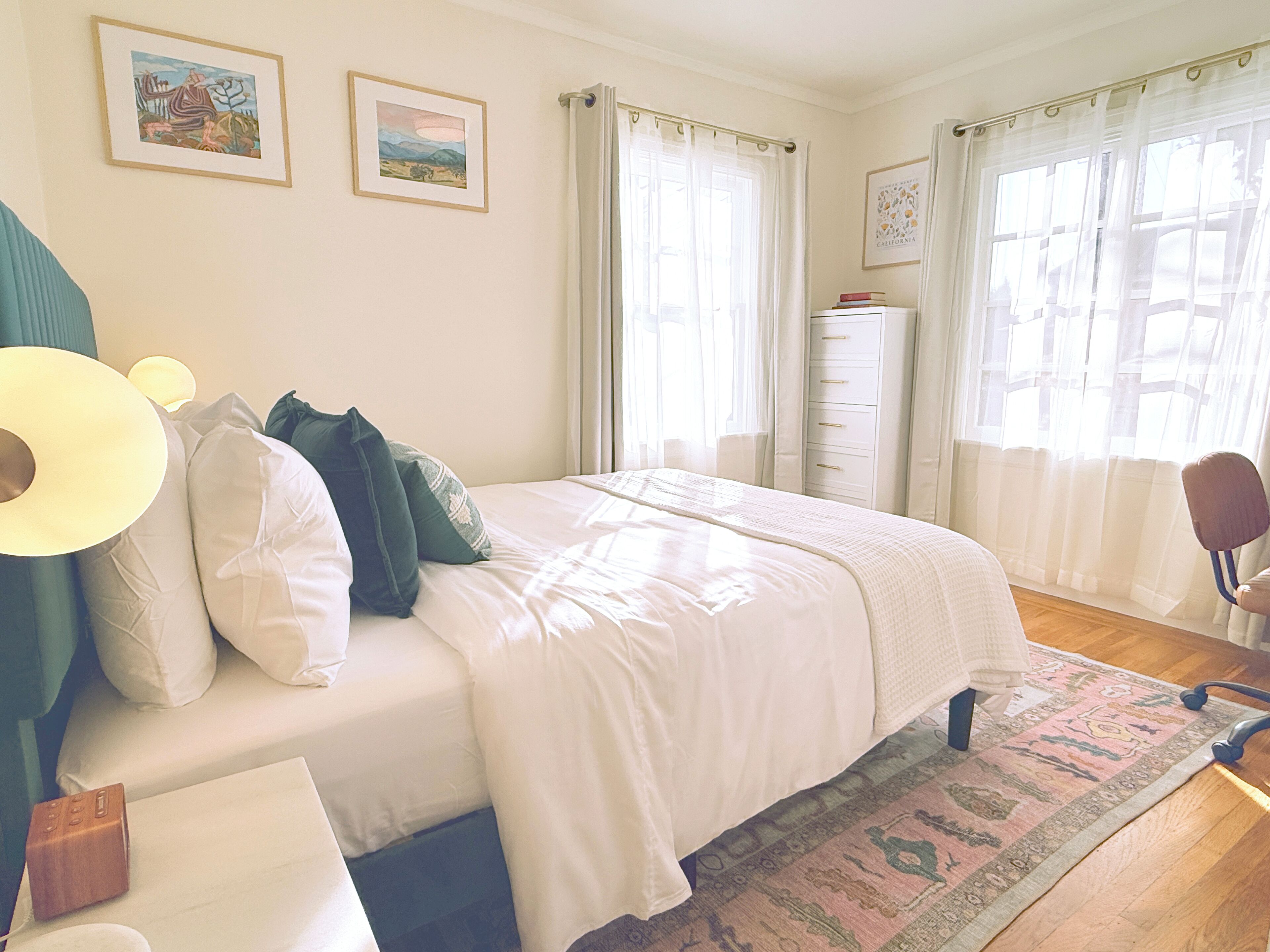 Iron/ironing board, WiFi, bed sheets