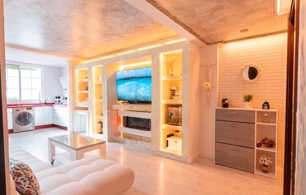 TV, fireplace