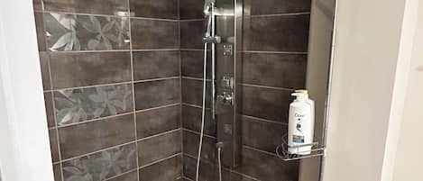 Asciugacapelli, asciugamani, sapone, carta igienica