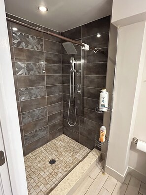 Haartrockner, Handtücher, Seife, Toilettenpapier