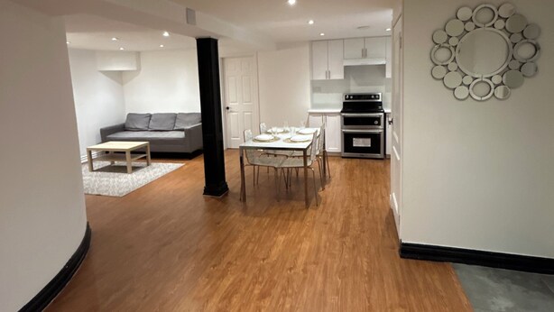 Um interior moderno com área de jantar, cozinha e sala de estar.