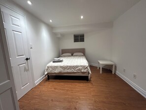 2 bedrooms, iron/ironing board, WiFi, bed sheets - Private Family-Friendly 2-BR Suite (Richmond Hill)