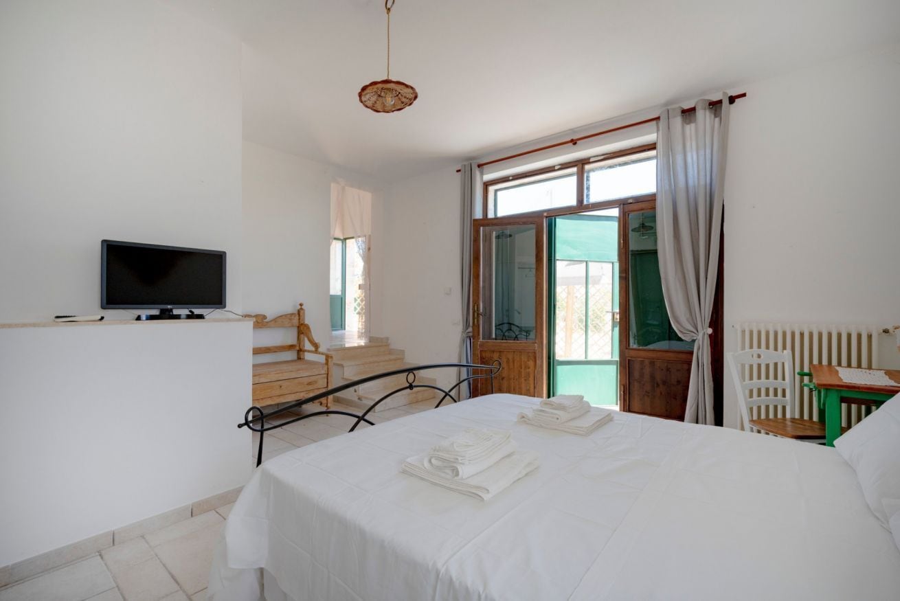 1 quarto, ferros/tábuas de passar roupa, berço de viagem