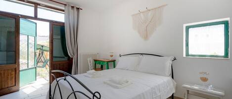 1 chambre, fer et planche à repasser, lit parapluie
